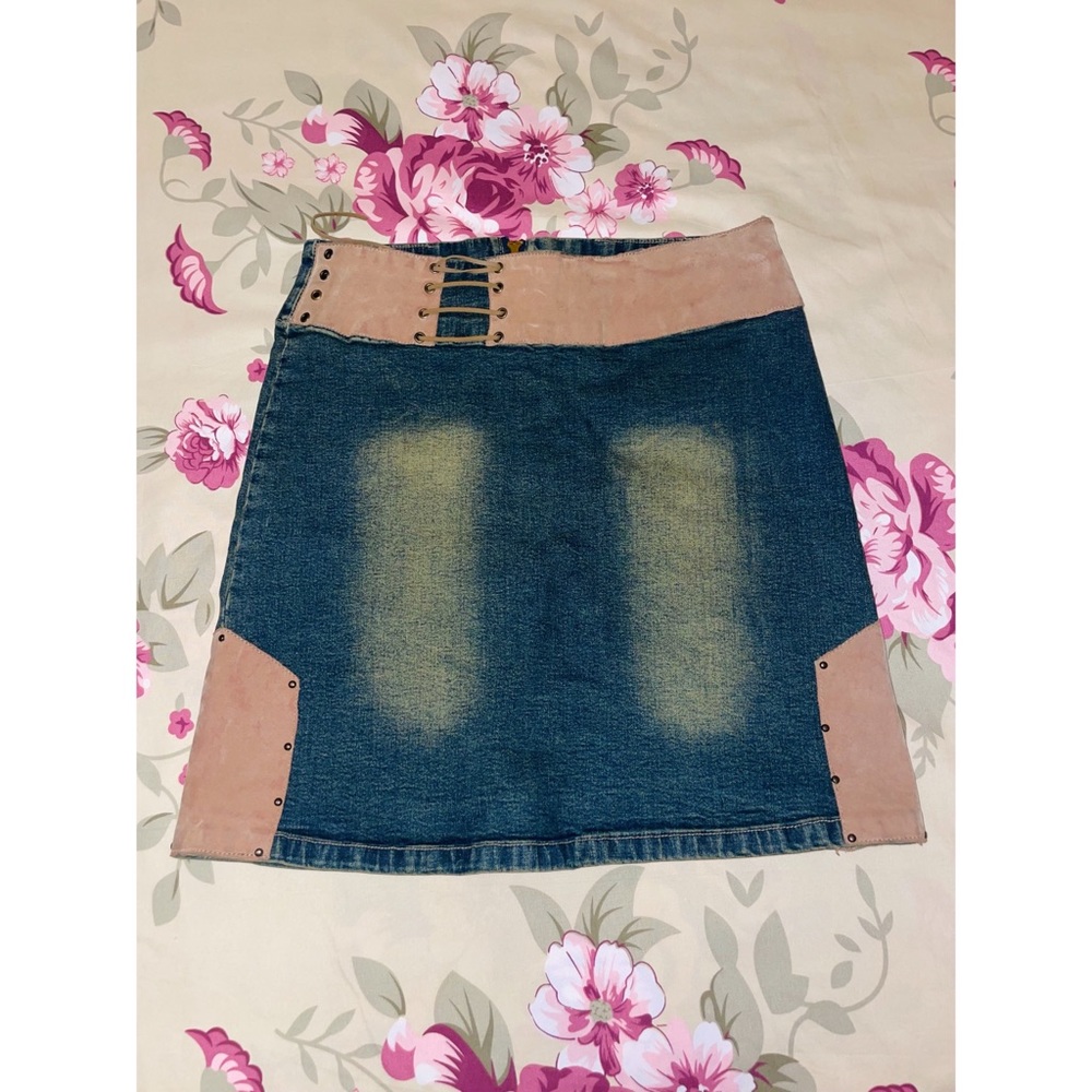 Cute mini jean skirt in perfect conditions! Size: 11/12. Only wore once!